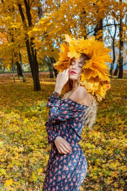 Sonbahar yaprakları içinde güzel bir kız..