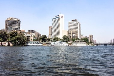 Mısır, Kahire - 05 / 05 / 2015: Öğleden sonra şehirde yürüyüş. Binalar ve Nil Nehri.