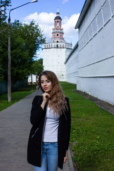 Una Joven Frente Trinidad Sergio Lavra Sergiev Posad Región Moscú —  Fotos de Stock