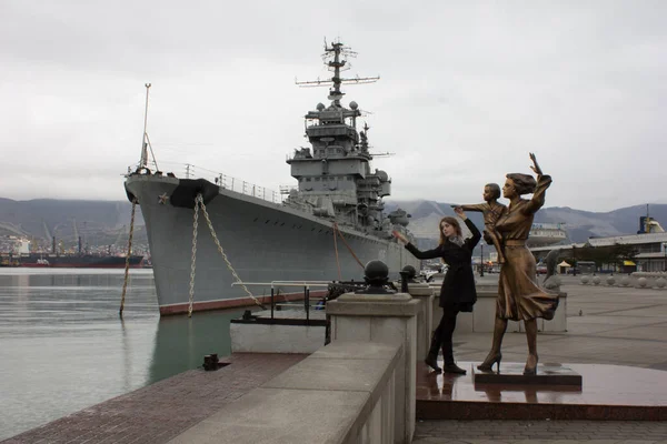 Rusya Novorossiysk 2017 Novorossiysk Kentinde Bir Kız Yürüyor Sabah Erkenden — Stok fotoğraf