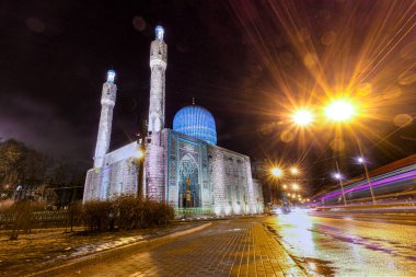 Kışın alacakaranlıkta minarelerin ve Katedral Camii 'nin kubbesinin görüntüsü. Rusya, St. Petersburg gece fotoğrafları..