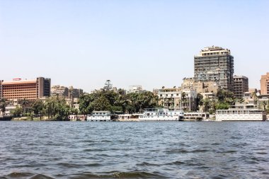 Mısır, Kahire - 05 / 05 / 2015: Öğleden sonra şehirde yürüyüş. Binalar ve Nil Nehri.