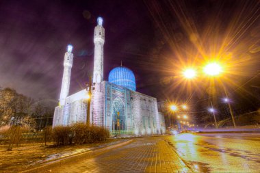 Kışın alacakaranlıkta minarelerin ve Katedral Camii 'nin kubbesinin görüntüsü. Rusya, St. Petersburg gece fotoğrafları..