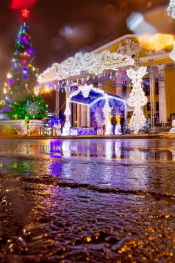 Rusya, Cheboksary. Chuvash Tiyatrosu Yeni Yıl Ağacı ile.
