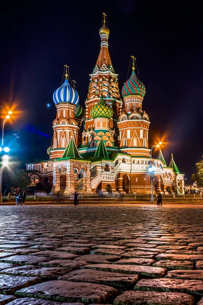 St. Geceleri Kızıl Meydan 'daki Basil Katedrali' nde. Rusya 'nın en popüler eğlencelerinden biri.