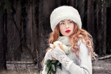 Ormanda beyaz kürk şapkalı güzel bir kız. Harika bir fotoğraf. Rusça. Anna Karenina rolünde. Yeni yıl, karlı fotoğraf seansı.