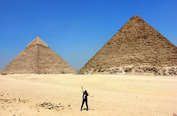 Египет Гиза Девушка Турист Пустыне Древнего Каира Экскурсия Пирамиды — стоковое фото
