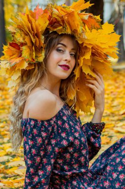 Sonbahar yapraklı güzel bir kız. Sonbaharın Ekim fotoğrafları.