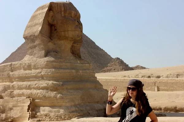 Egipto Giza Chica Turística Desierto Cairo Antiguo Excursión Pirámides —  Fotos de Stock