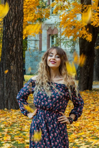 Hermosa Chica Con Hojas Otoño Octubre Fotos Otoño —  Fotos de Stock