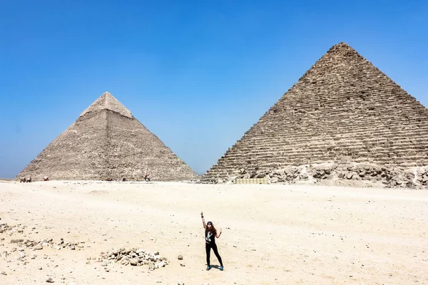 Egipt Giza Dziewczyna Turysta Pustyni Starożytnego Kairu Wycieczka Piramidy — Zdjęcie stockowe