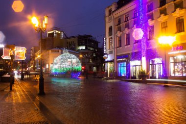 Rusya, Nizhny Novgorod - Yeni yıl ışıklarında gece yürüyüşü.