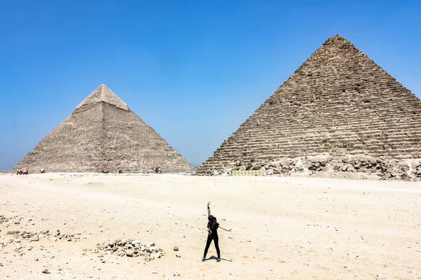 Egipt Giza Dziewczyna Turysta Pustyni Starożytnego Kairu Wycieczka Piramidy — Zdjęcie stockowe