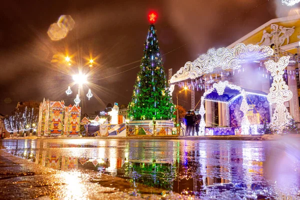 Russland Tscheboksary Tschuwaschi Drama Theater Mit Einem Städtischen Neujahrsbaum lizenzfreie Stockbilder