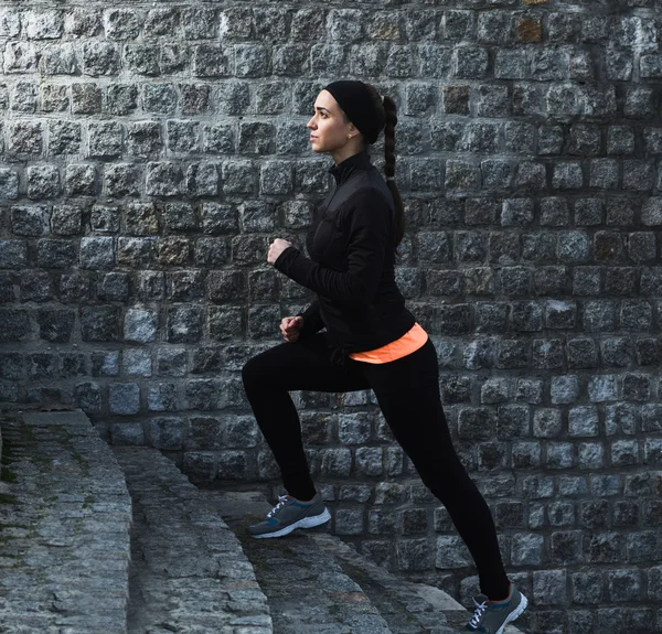 Junge athletische Frau läuft auf — Stockfoto