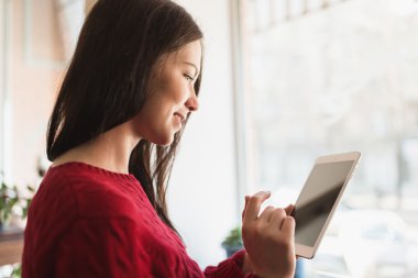 dijital tablet kullanan kadın 