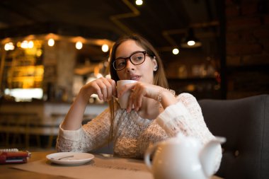 Kadın gözlük kahve ile