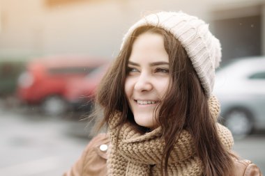 genç gülümseyen kız 