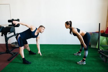 spor salonunda ısınma sporcular