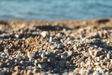 Çakıl bulanıklık içinde sahilde