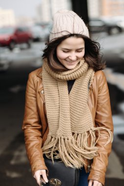  çatı otopark üzerinde kız 