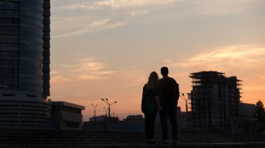 iki gün batımı şehir içinde