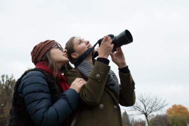 kamera ile Bayan arkadaş 