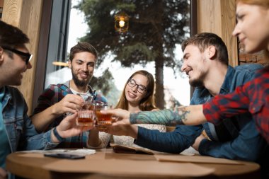 kafede içki arkadaşları