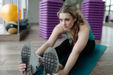 Kadın esneme hareketleri yapıyor. 