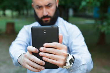 Sakallı yakışıklı ile smartphone