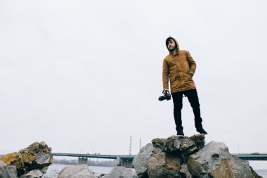 Fotoğrafçı nehir taşına kamera ile 