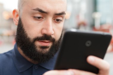 Sakallı yakışıklı ile smartphone