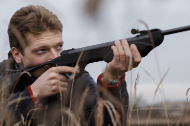 Avcı tüfeği Field'da 