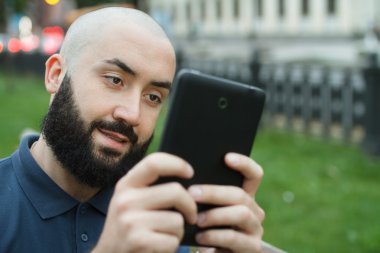Sakallı yakışıklı ile smartphone