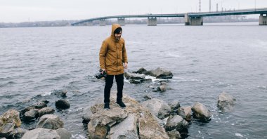 Fotoğrafçı nehir taşına kamera ile 