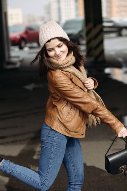 Çatı otopark üzerinde genç güzel kız 