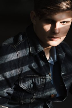 Denim ceket şık adam 