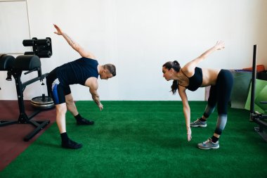 spor salonunda ısınma sporcular