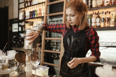 Barmen alkol kokteyl yapmak 