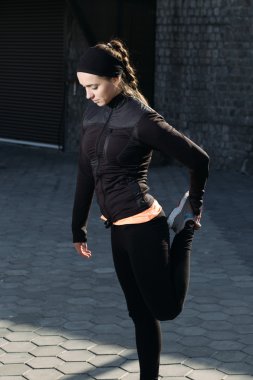 Genç atletik kadının germe yapması 