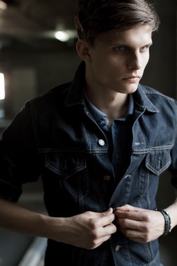 Denim ceket şık adam 