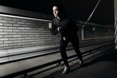 Geceleri çalışan kadın 