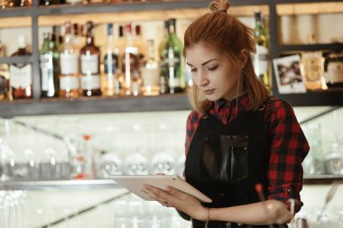 Barista kadın tablet pc ile