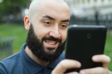 Sakallı yakışıklı ile smartphone