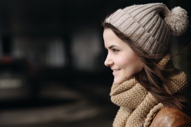  genç gülümseyen kız portresi 