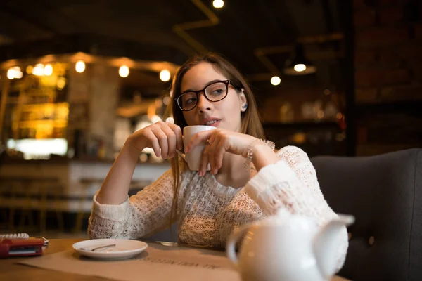 Женщина в очках с кофе — стоковое фото