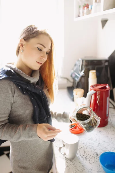 Mujer atractiva con té — Foto de Stock