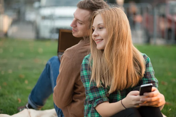 Pareja utilizando tecnologías modernas — Foto de Stock