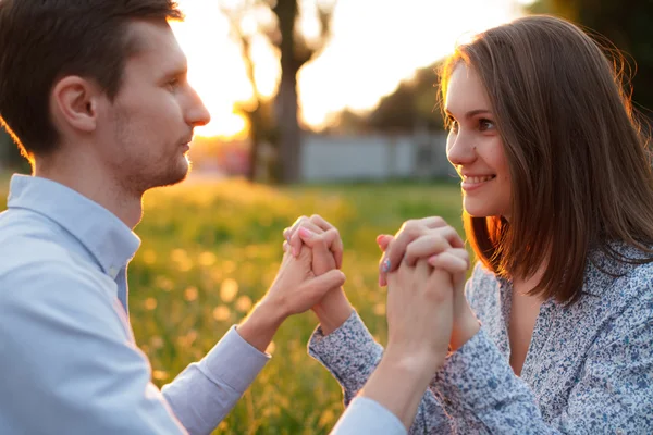 Pareja cariñosa en el parque. — Foto de Stock