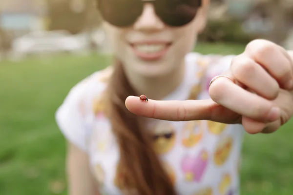 Mutlu kız holding uğur böceği — Stok fotoğraf